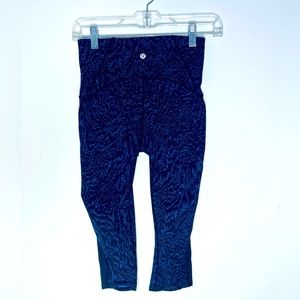 ⬇️ LULULEMON Women's Black/Blue Capri Athletic Leggings Mesh Panel Size 4 EUC!